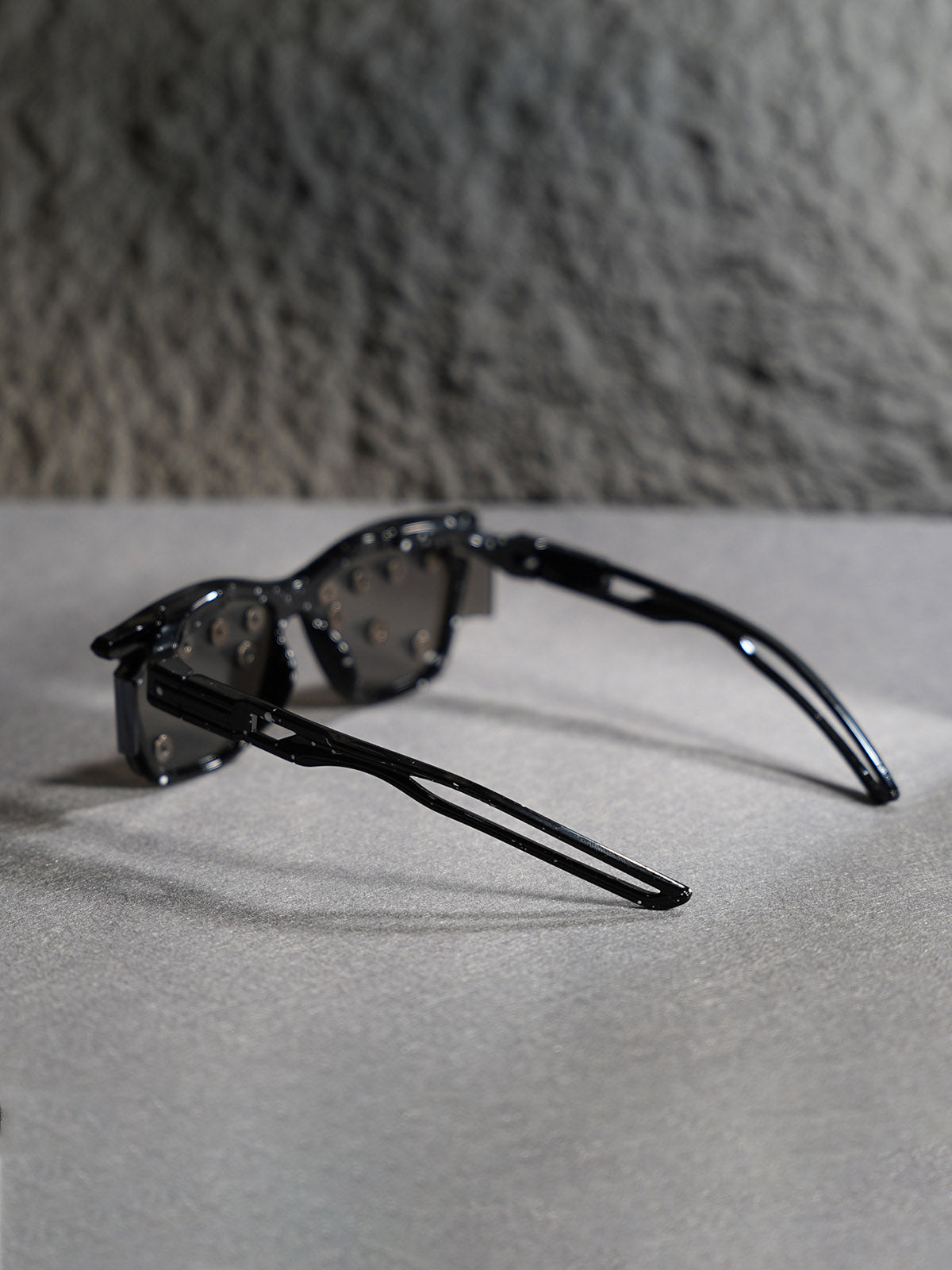 Streetwear Metal Rivet Curved Lens Glasses
