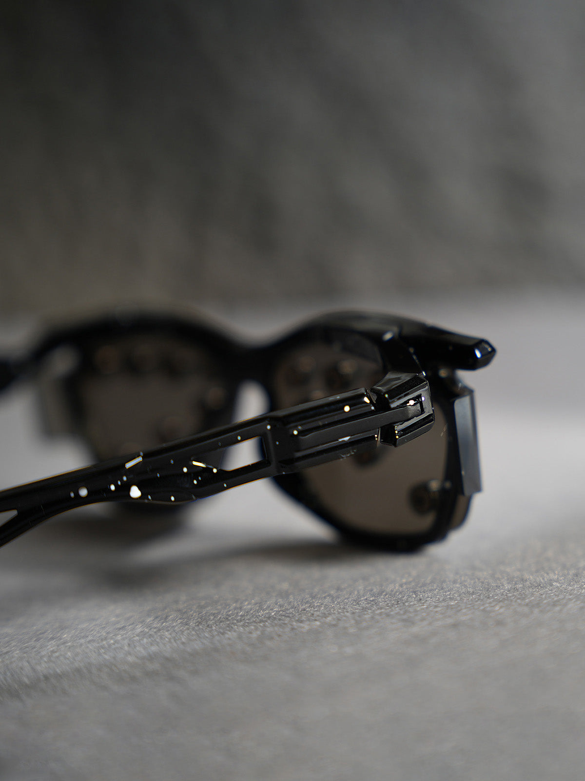 Streetwear Metal Rivet Curved Lens Glasses
