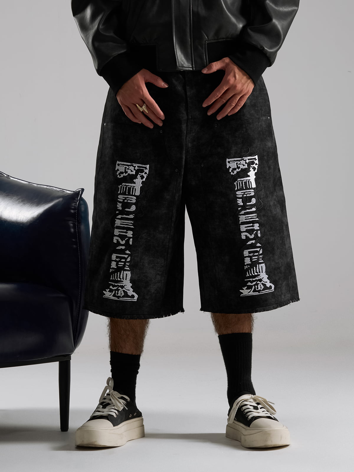 Roman Column Pattern Embroidered Jeans