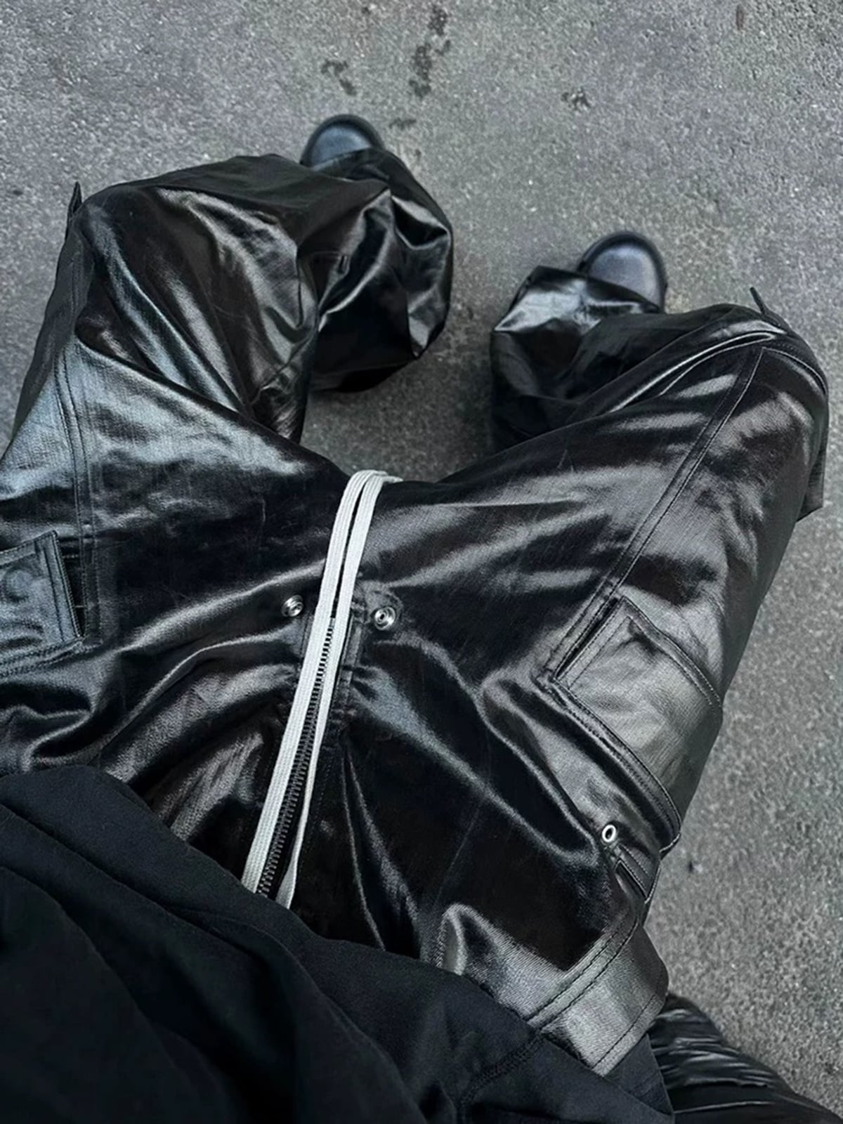 RO-style multi-pocket matte coated pants
